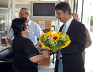 Frau Eder mit Sohn Benjamin bei der übergabe des neuen Dacia im Autohaus Sonnleitner in Gmunden